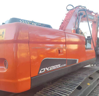 Excavadora DOOSAN DH225 com poucas horas de trabalho e bom desempenho