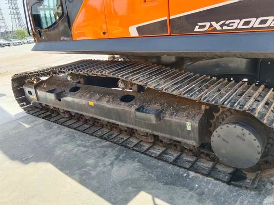 Excavadora usada Doosan DX300 modelo 2016 peso da máquina 30000 KG para escavação pesada