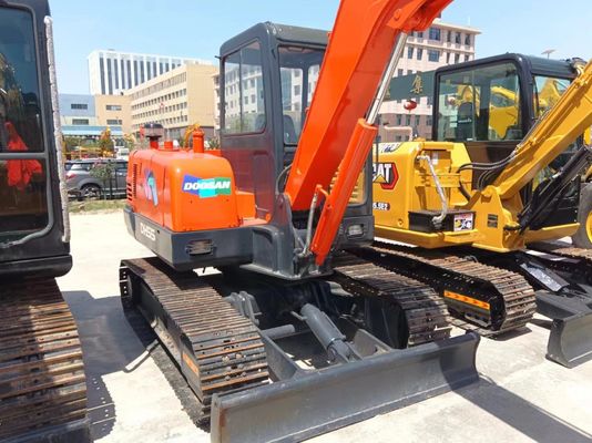 Excavadora Doosan DH55 5.5TON com cilindro hidráulico original e poucas horas de trabalho