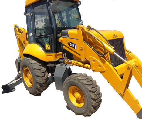 Carregador JCB 3CX usado em boas condições com carga nominal de 6 toneladas e ano de 2016