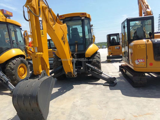 Carregador JCB 3CX usado em boas condições com carga nominal de 6 toneladas e ano de 2016