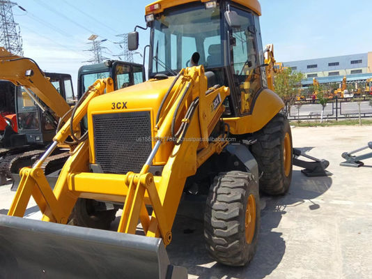 Carregador JCB 3CX usado em boas condições com carga nominal de 6 toneladas e ano de 2016