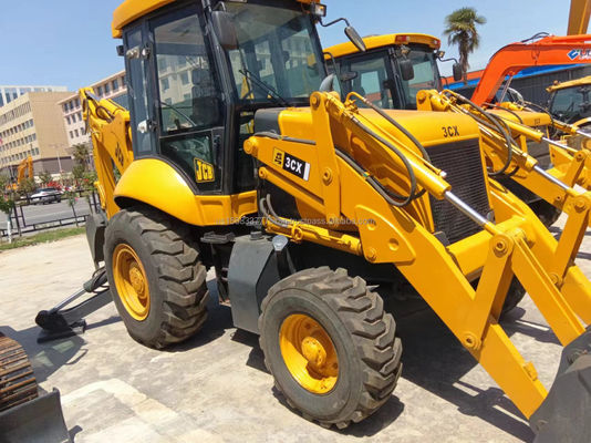 Carregador JCB 3CX usado em boas condições com carga nominal de 6 toneladas e ano de 2016