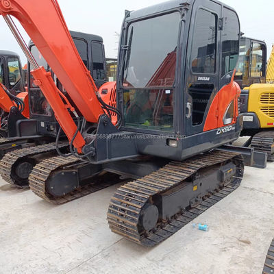 Excavadora DOOSAN DX60 com excelente eficiência e bom desempenho a preços acessíveis