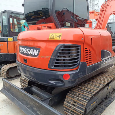 Excavadora DOOSAN DX60 com excelente eficiência e bom desempenho a preços acessíveis