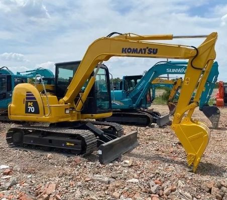 Excavadora Komatsu PC70 com cilindro hidráulico original e 7000 kg de peso da máquina