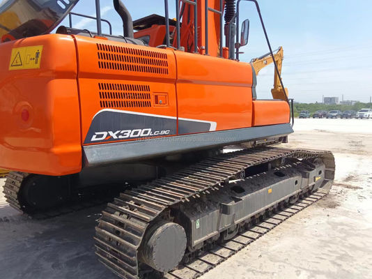 Excavadora usada Doosan DH300 com 30 toneladas de peso operacional e válvula hidráulica original
