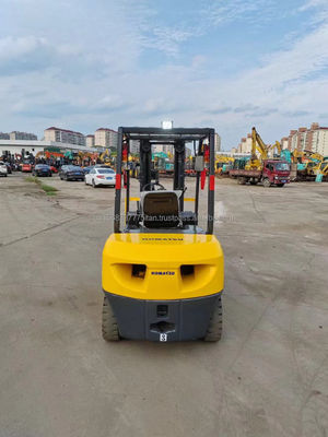 Empilhadeira Komatsu 30 com excelente desempenho e baixo peso