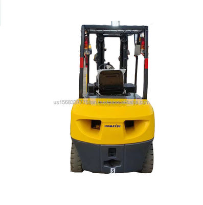 Elevador de forquilhas Komatsu 30 usado com comprimento de forquilha de 1000 mm e altura de elevação de 4,5 m min.