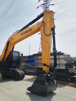 Excavadora Hyundai 220LC-9S usada modelo 2022 com bomba hidráulica original e motor Ce