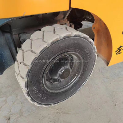 Potente motor a diesel Toyota 7F30 usado em empilhadeira com 3000 kg de peso e grande eficiência